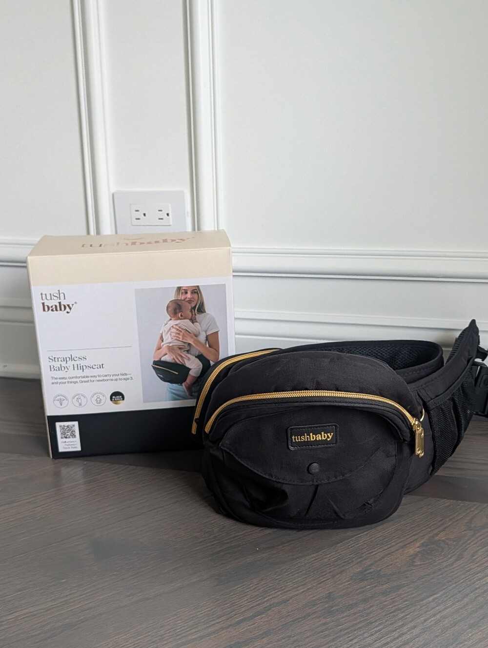 Tushbaby Strapless Baby Hipseat Carrier – Black & Gold